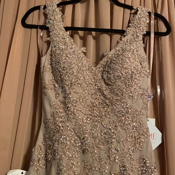 🎉💕 FLASH SALE 💕🎉 Glow evening / prom dress - Picture 2 of 6